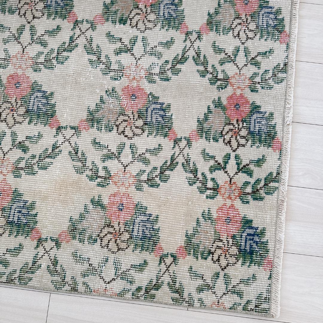 トルコ ヴィンテージラグ A117 クリーム コーラルピンク ダークグリーン