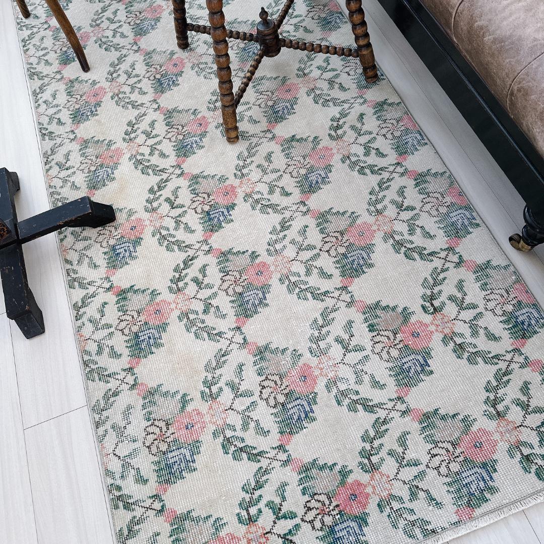 トルコ ヴィンテージラグ A117 クリーム コーラルピンク ダークグリーン