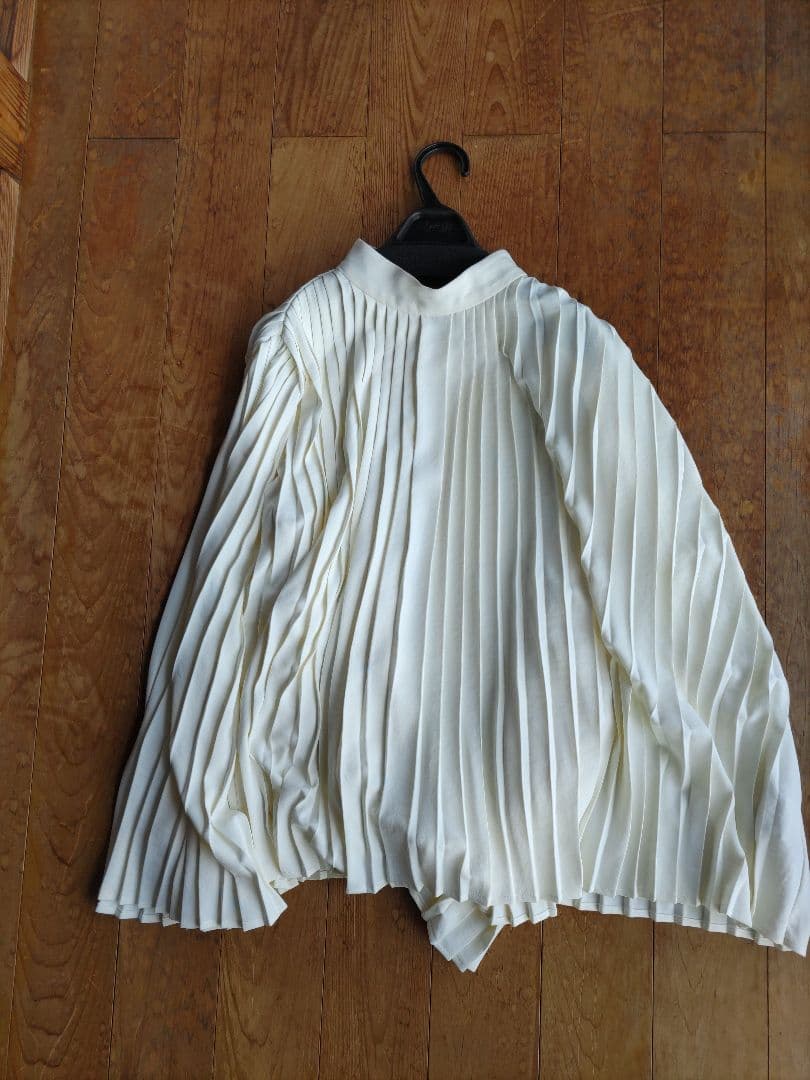 【新品未使用】Powder Satin Pleats Cape Blouse
