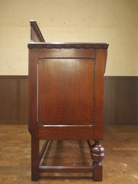 イギリス アンティーク オーク材 ブルボーズレッグ 彫刻 サイドボード 鍵付き