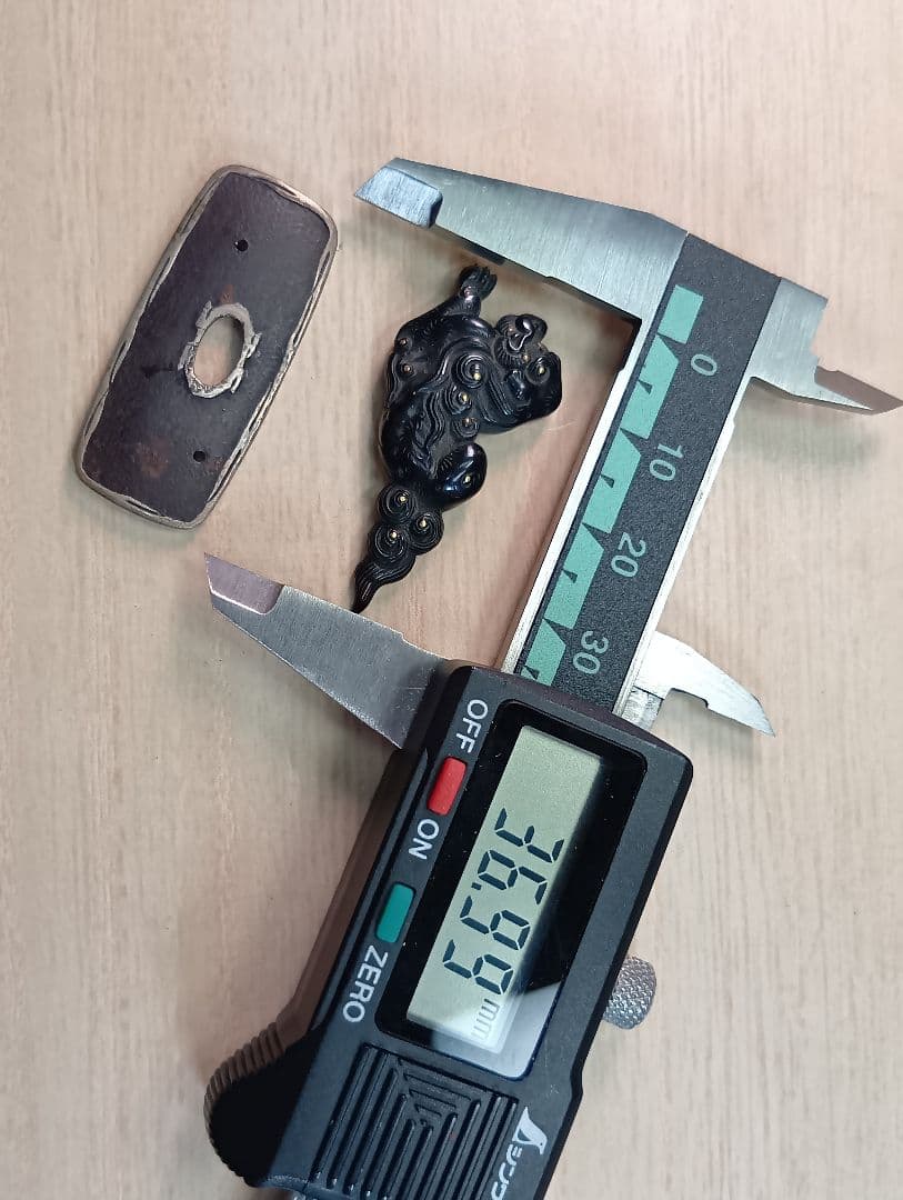 煙草入れ／獅子前金具