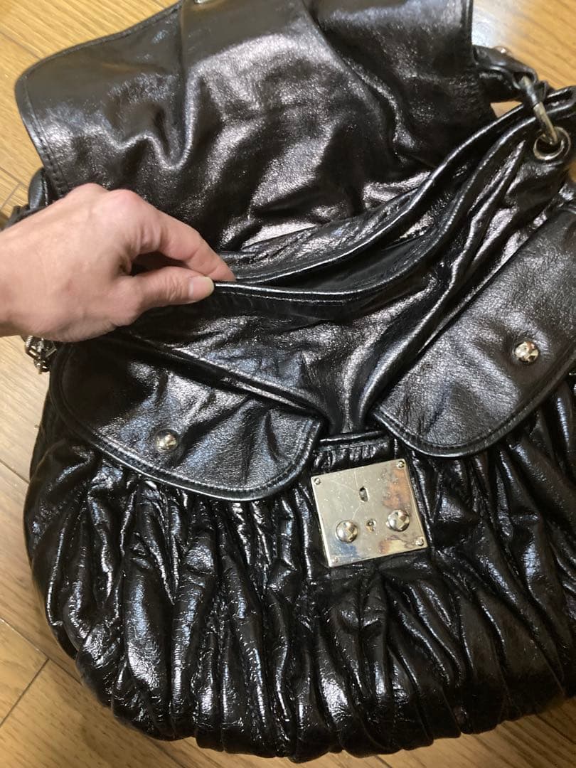 ミュウミュウmiumiuマトラッセル黒ショルダーバッグ メタルバックル付き