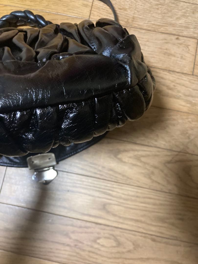 ミュウミュウmiumiuマトラッセル黒ショルダーバッグ メタルバックル付き