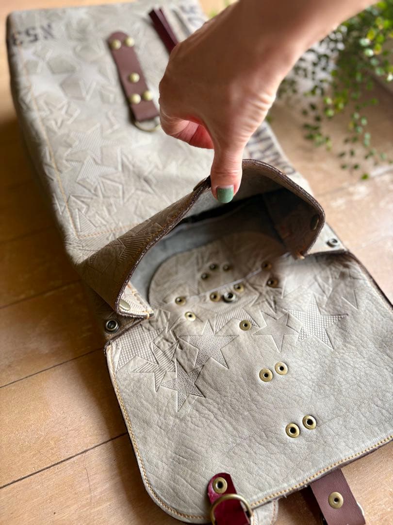 牛革薄カーキ星型押しの大きめリュック