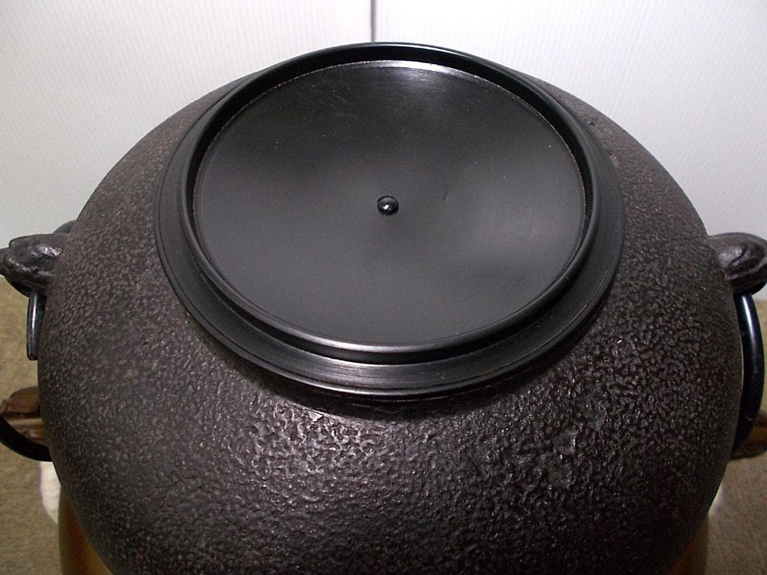 未使用保管品 四代/釜師:菊池正直 和鉄/砂鉄/茶釜 唐銅切合鬼面風炉 共箱