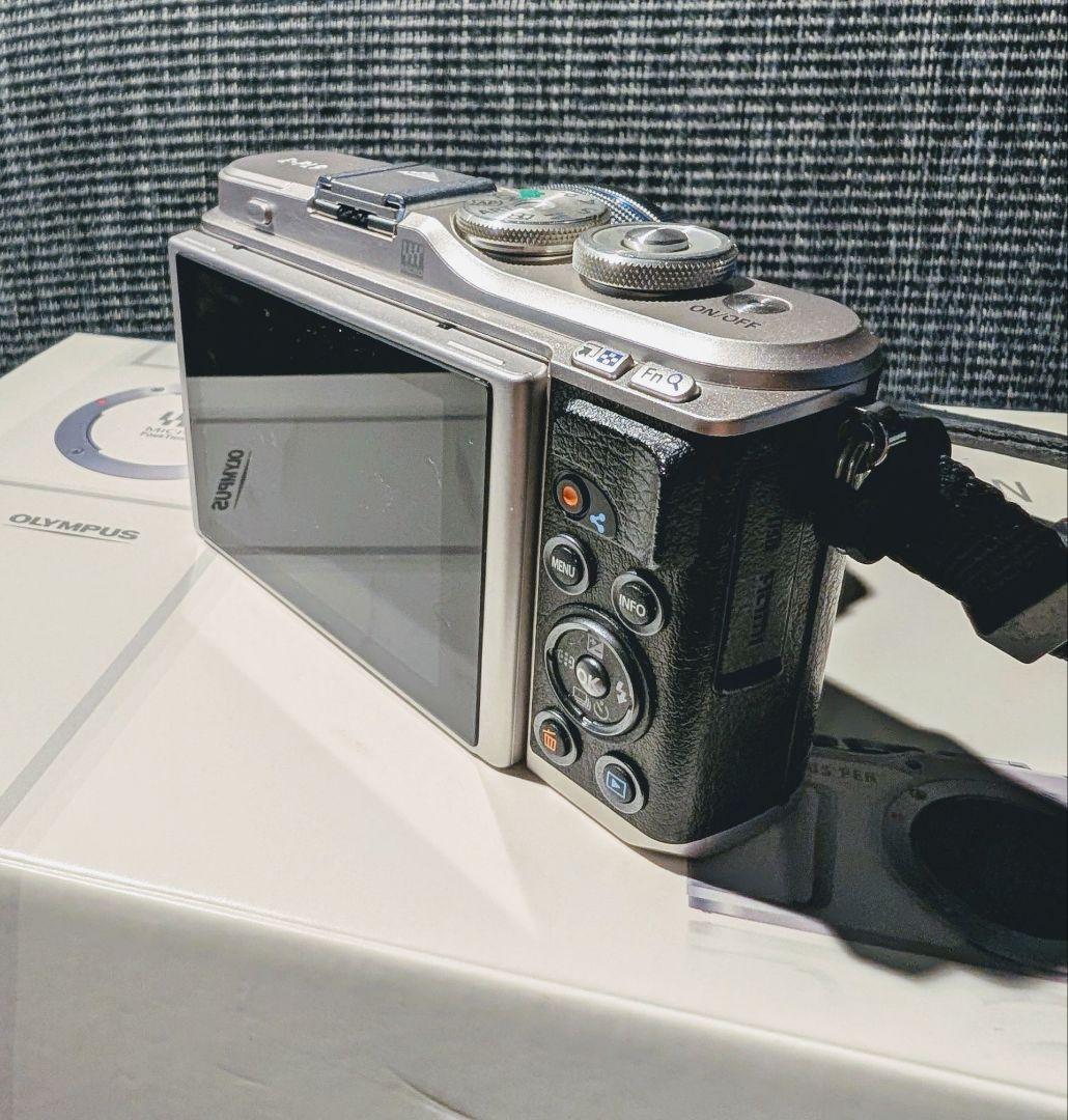 ミラーレス一眼OLYMPUS PEN E‐PL9　ブラック（本体＋箱＋備品など）