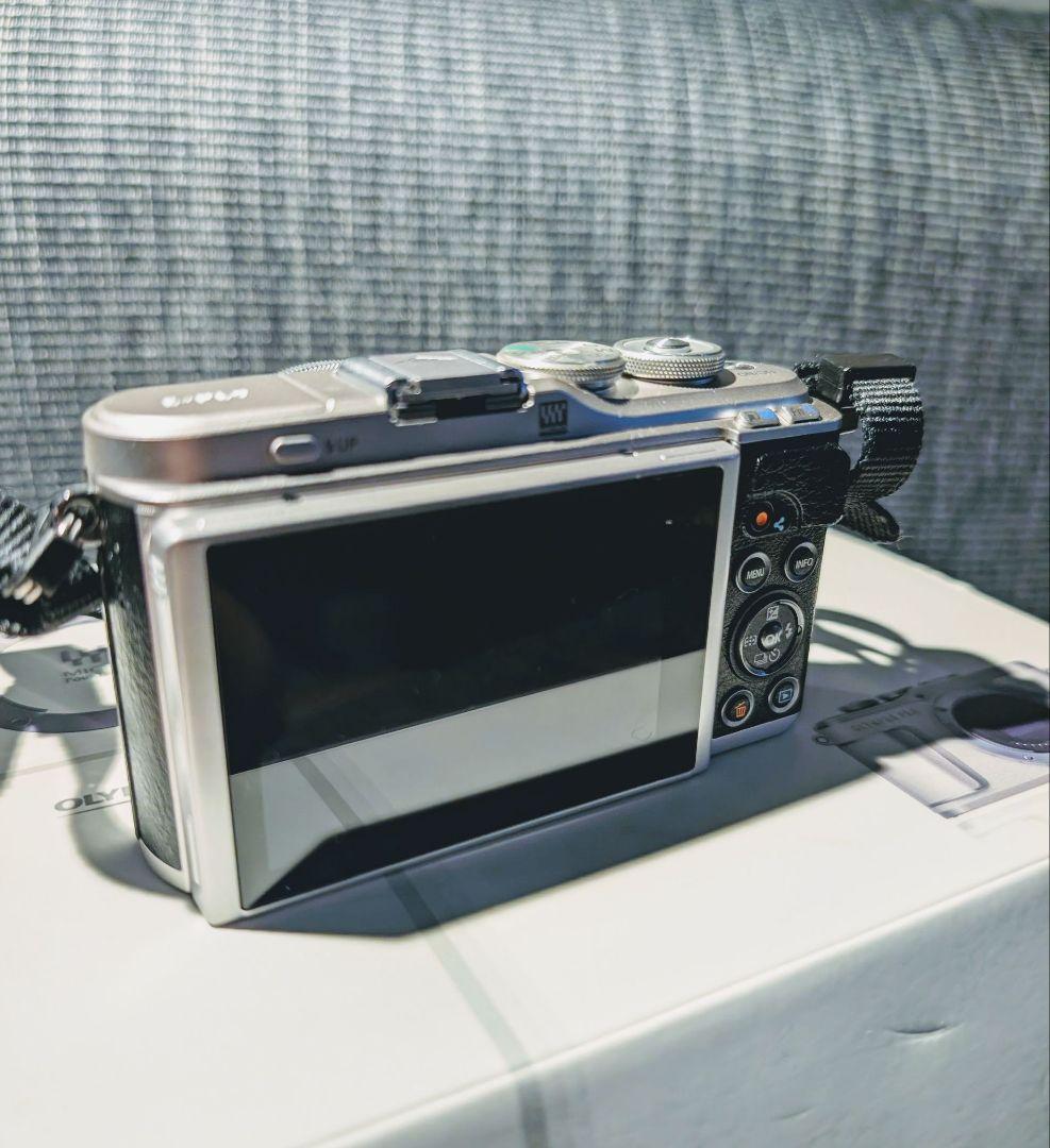 ミラーレス一眼OLYMPUS PEN E‐PL9　ブラック（本体＋箱＋備品など）