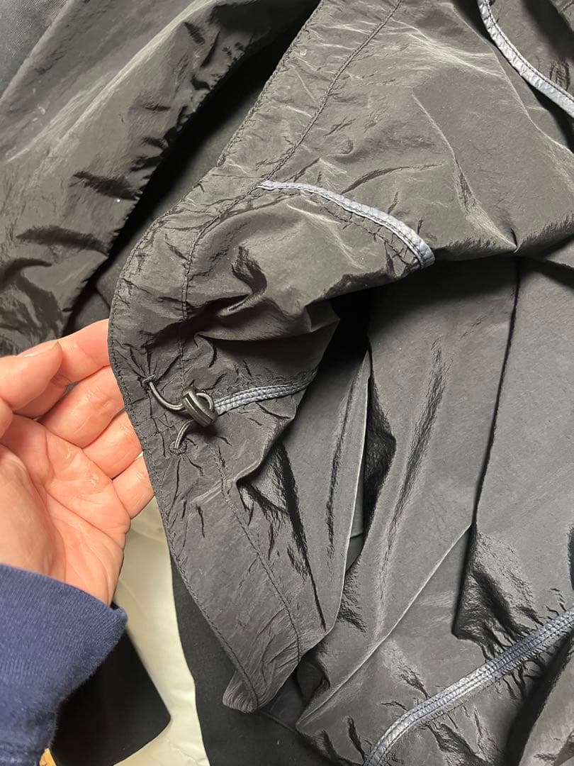 ナイロンジャケット 黒　ゴーグルフード付き