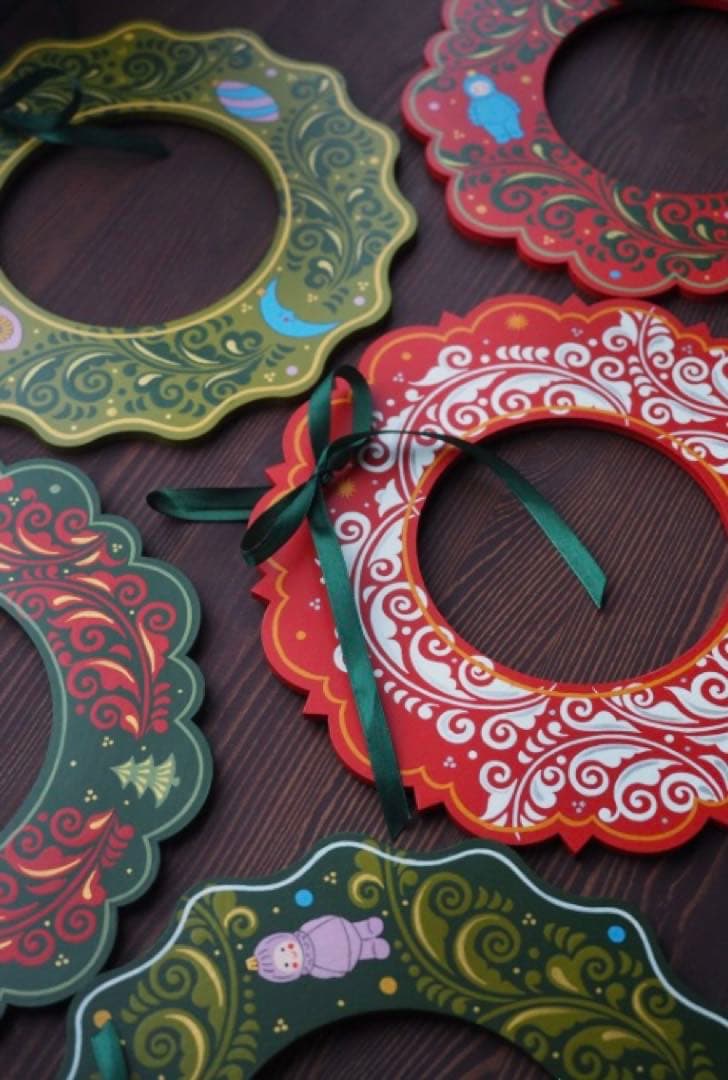 ロシア雑貨☆木製クリスマスリースCモスグリーン壁掛け飾りマトリョーシカ オリガ作