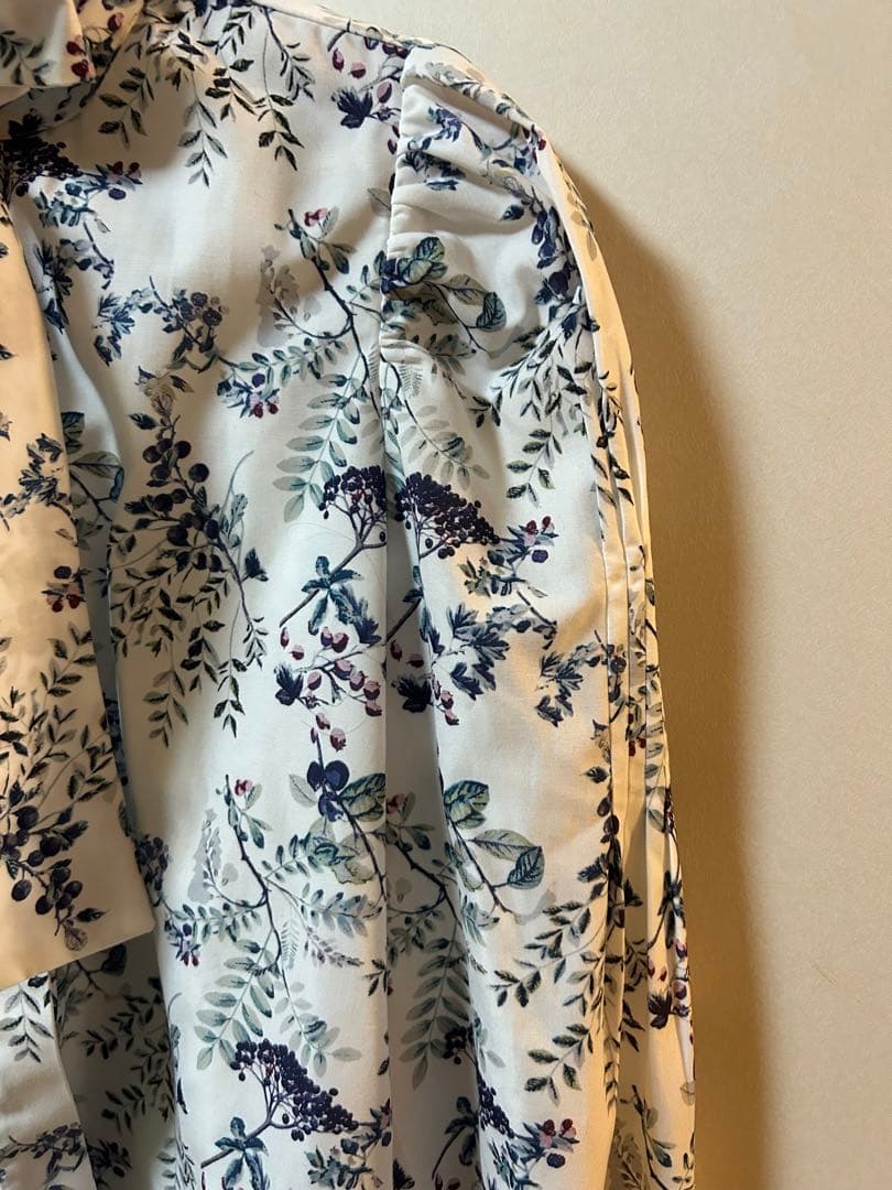 ✨SEVEN TEN 木の実柄プリントブラウス（オフホワイト）