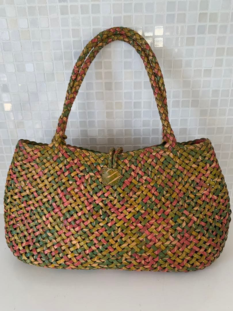 未使用品！カラフルなとっても可愛いショルダーバッグです！　本革