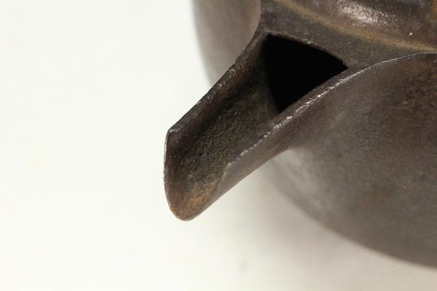 古鉄 持ち手 唐草 銀象嵌 瓶 注器 鉄瓶 銀摘 金縁朱塗蓋(K-XA812)