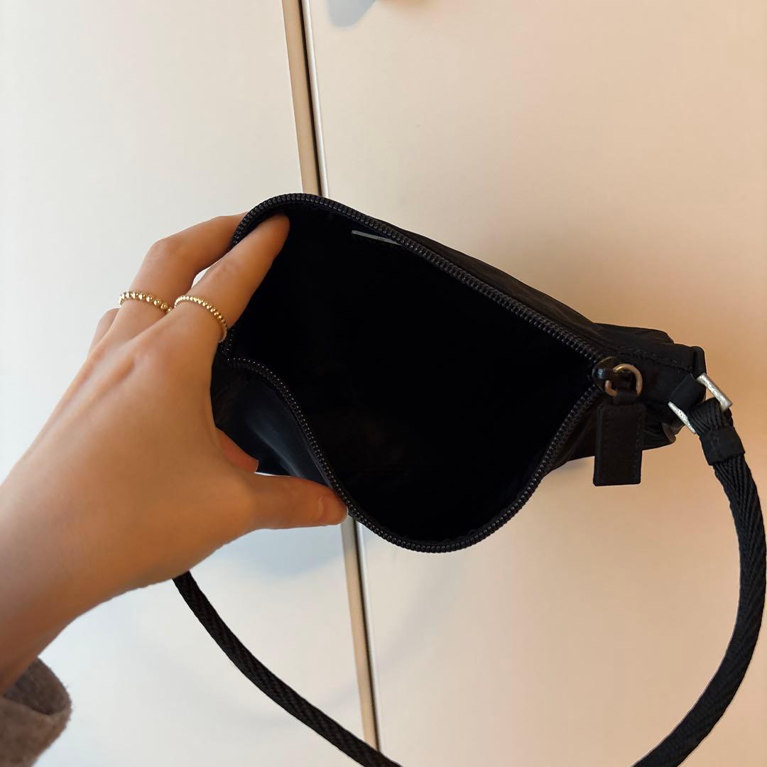 PRADA プラダ　アクセサリーポーチ ブラック ナイロン 三角ロゴ　黒