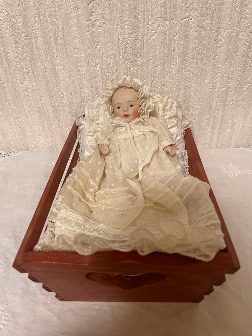 ビスクドール⑬ ベビー ベッド ミニョネット 赤ちゃん ヴィンテージ