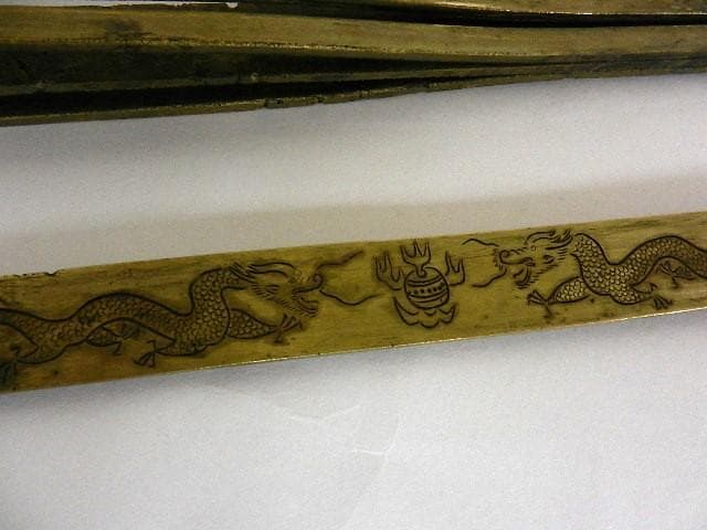 「荣華富貴　大明萬歴年造　龍や童子」などが彫刻された大形の黄銅製錠前