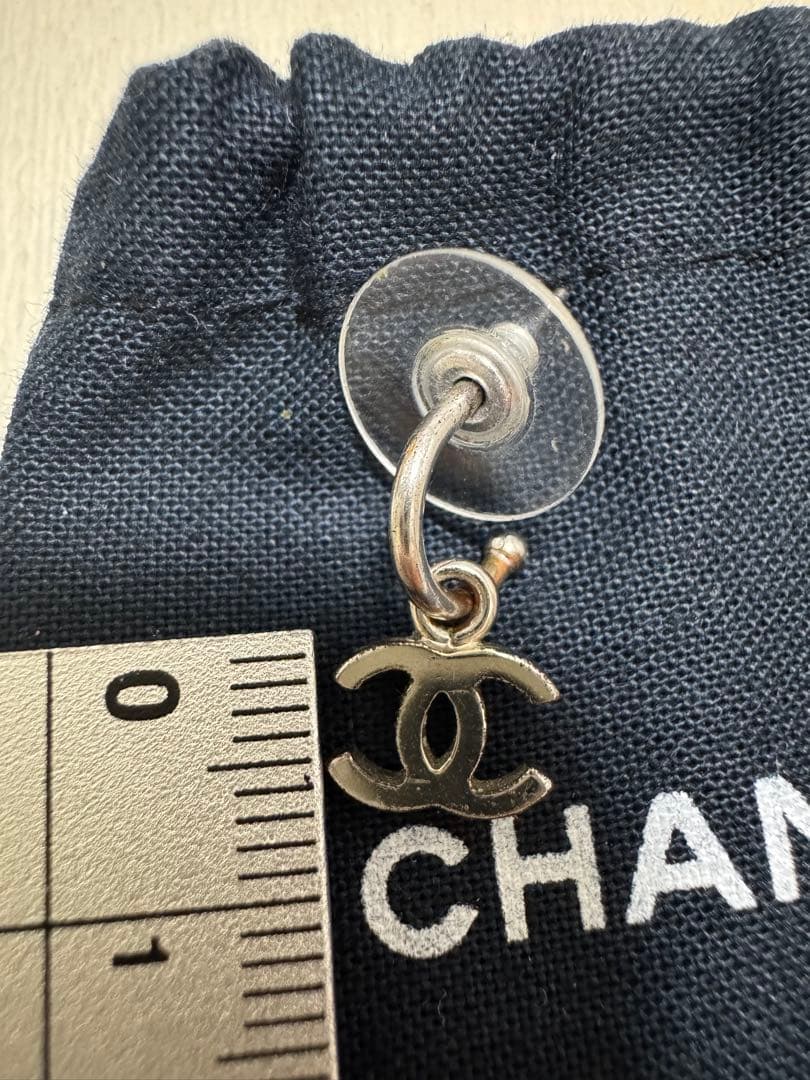 CHANEL シルバー ロゴチャーム ピアス