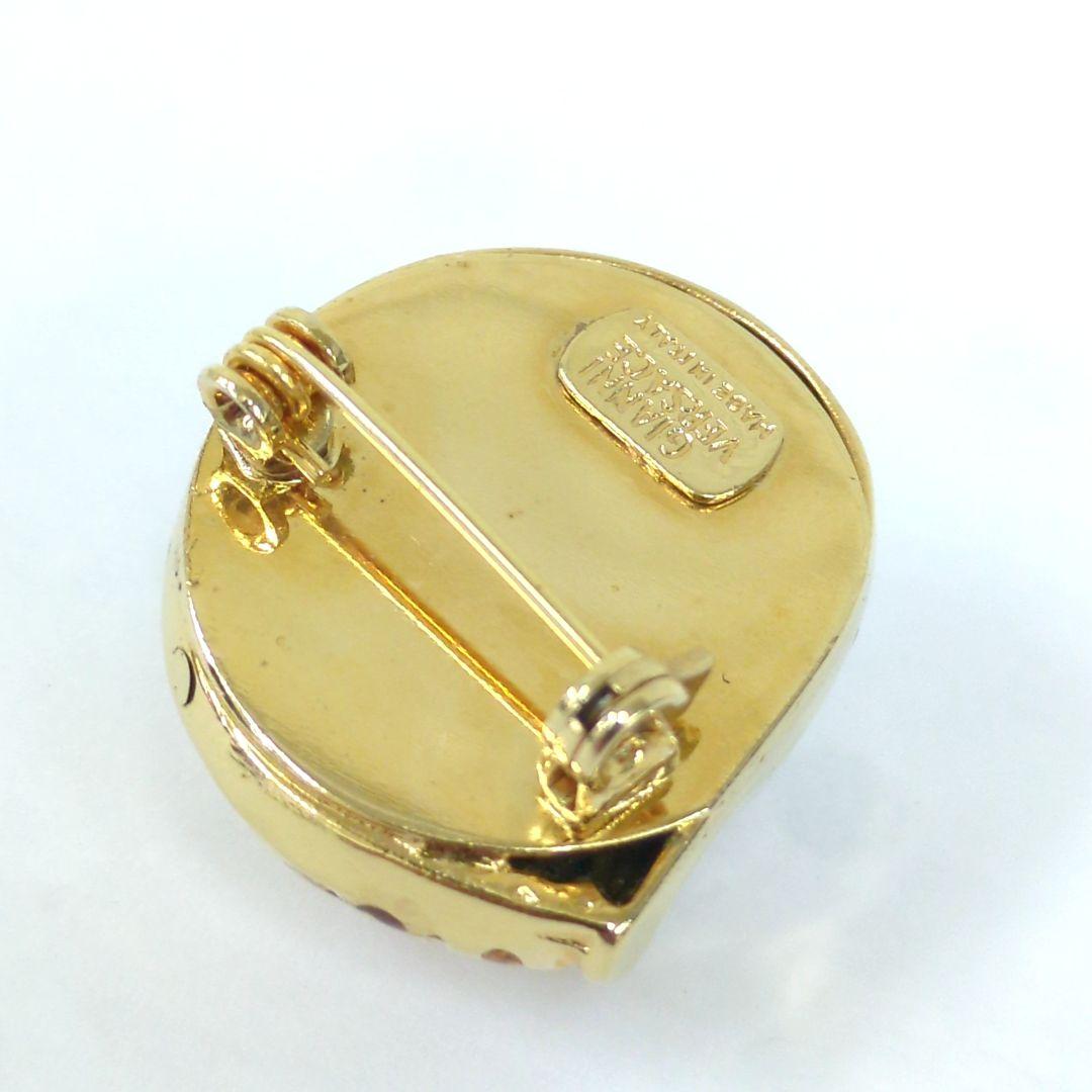 ジャンニヴェルサーチェ クリスタルラインストーン ピンブローチ ゴールドカラー