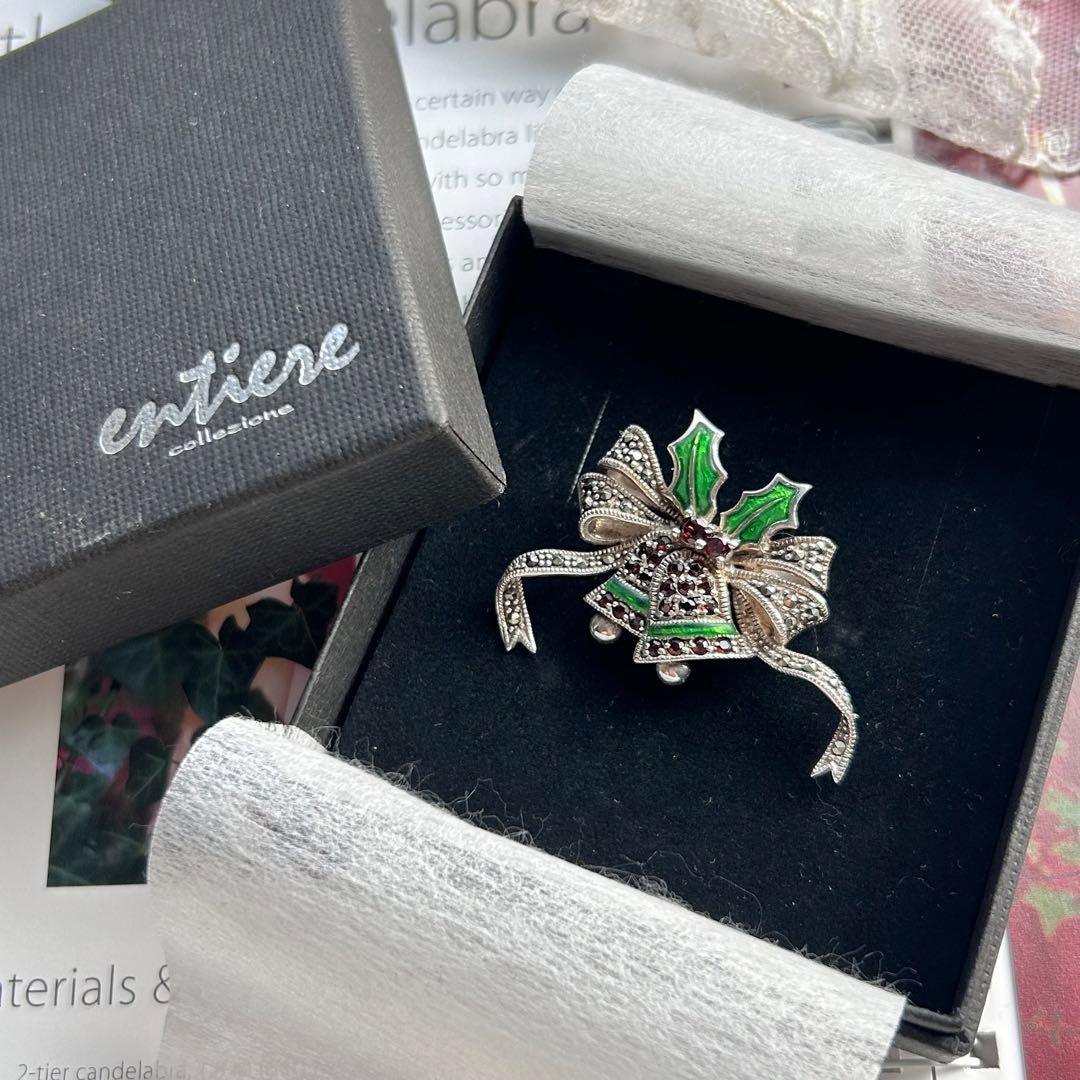 entiere【シルバー925＆ガーネット＆マルカジットのベル】美しいブローチ