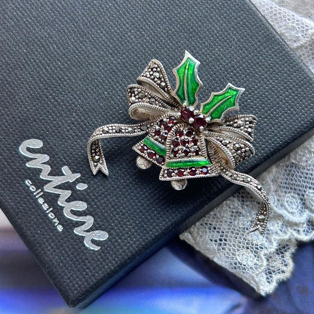 entiere【シルバー925＆ガーネット＆マルカジットのベル】美しいブローチ