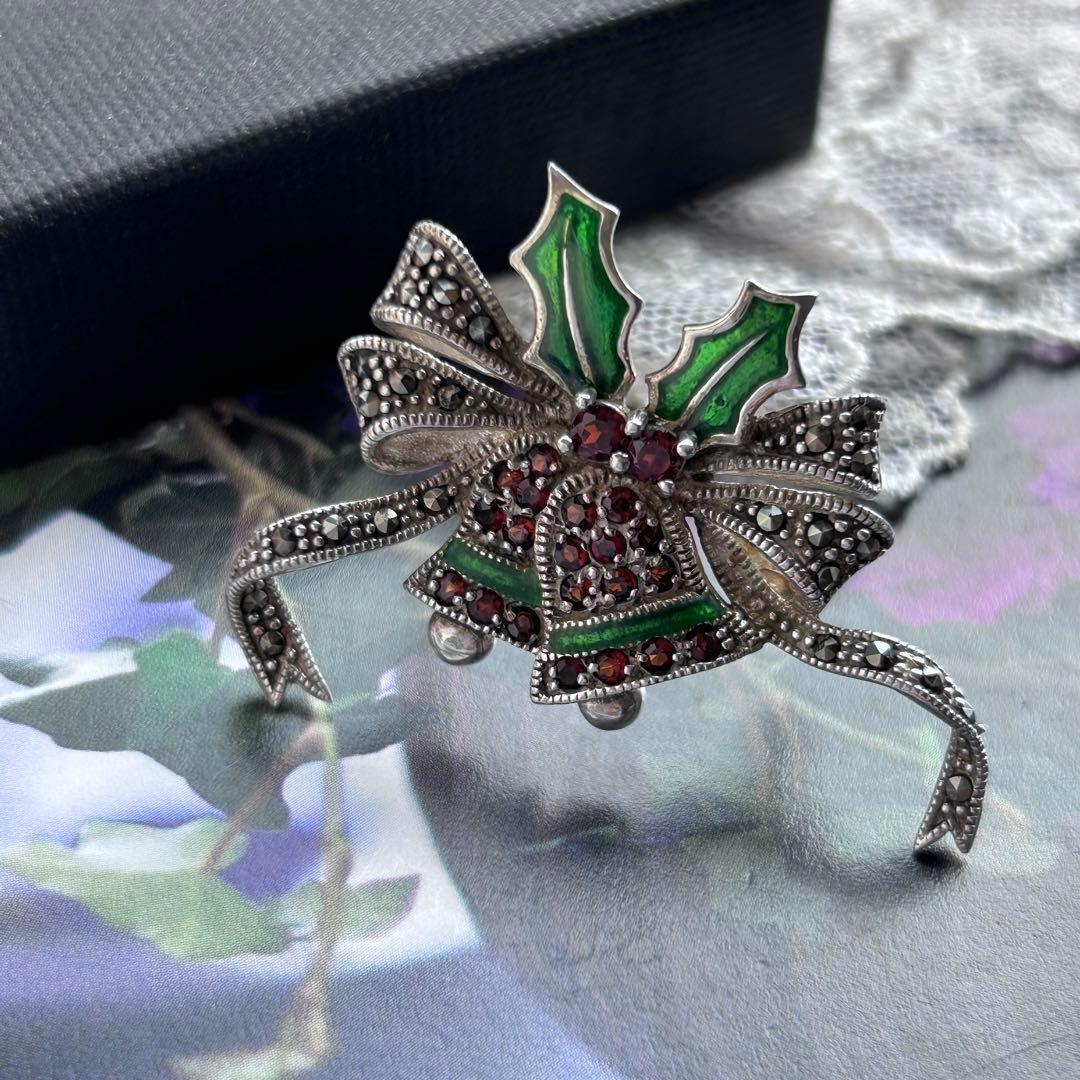 entiere【シルバー925＆ガーネット＆マルカジットのベル】美しいブローチ