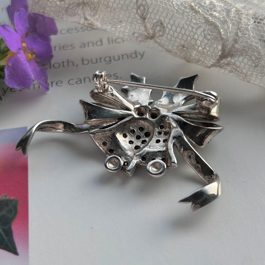 entiere【シルバー925＆ガーネット＆マルカジットのベル】美しいブローチ