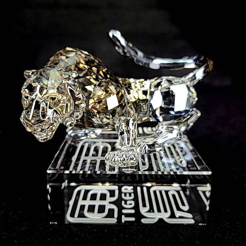 ◆未使用級◆スワロフスキー　虎　寅　トラ　2010年限定　置物　箱つき