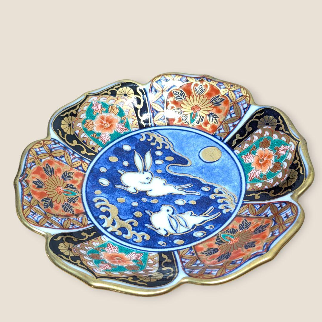 食卓に幸運を呼ぶ月の兎。金彩と波兎が美しい有田焼の小皿セット。