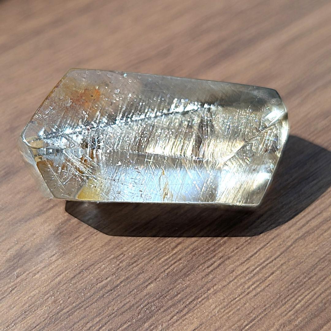 プラチナルチル 六角形カット オーロラ入ブルッカイト 奇跡の結晶 経営者のお守り