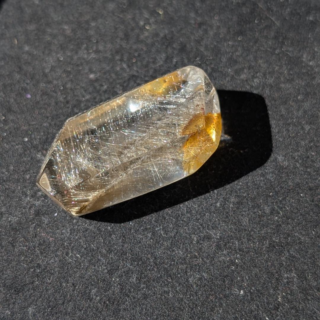 プラチナルチル 六角形カット オーロラ入ブルッカイト 奇跡の結晶 経営者のお守り