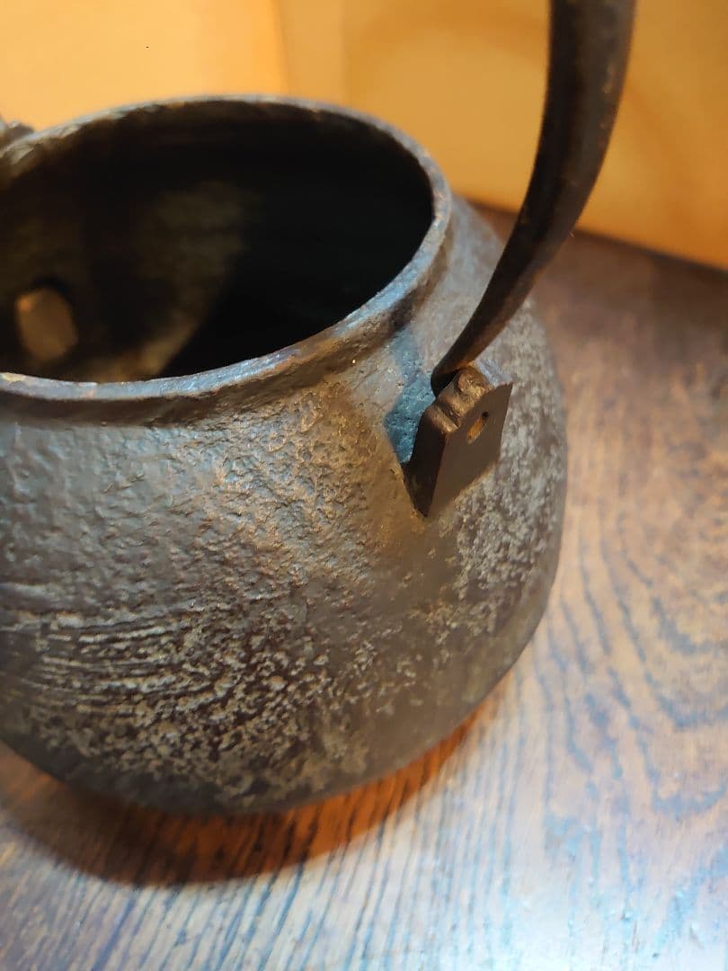 『雲色堂鉄瓶 刷毛目岩肌宝珠型／銅蓋』横最大17.5cm 奥行15 高さ22cm