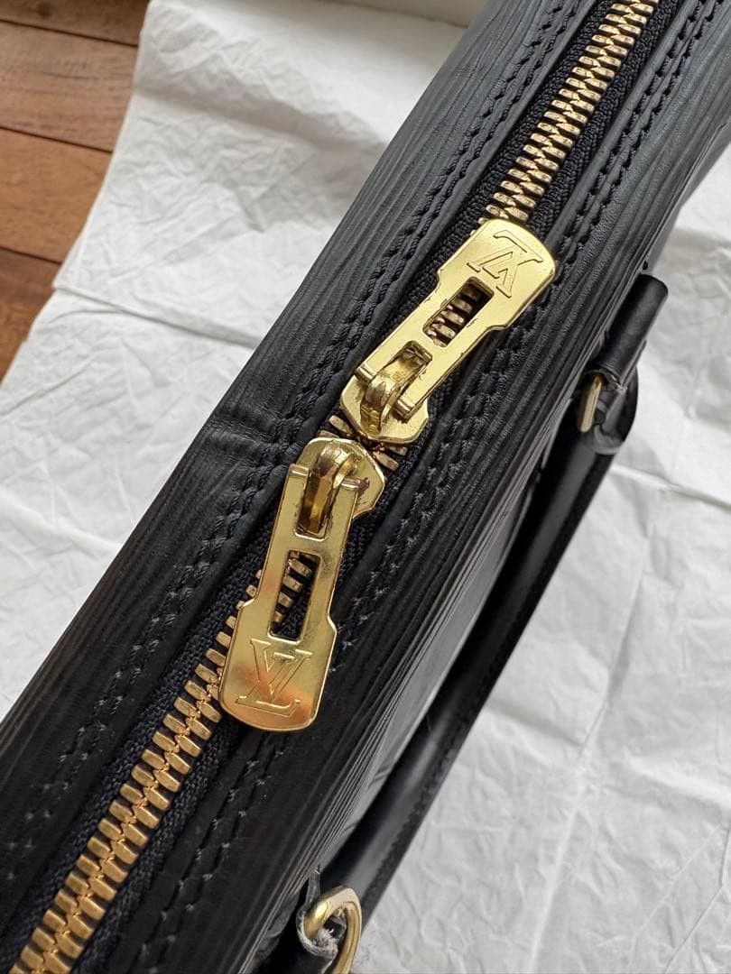 ルイヴィトン ポルトドキュマン ボワヤージュ エピ ノワール