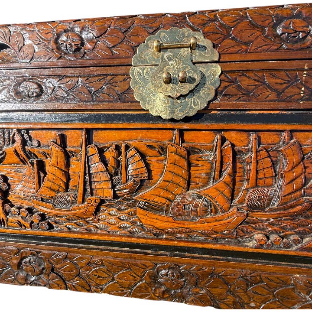 衣装箱　彫刻家具　木製 木彫り　手彫り　収納ボックス　アンティーク家具　ねこ脚