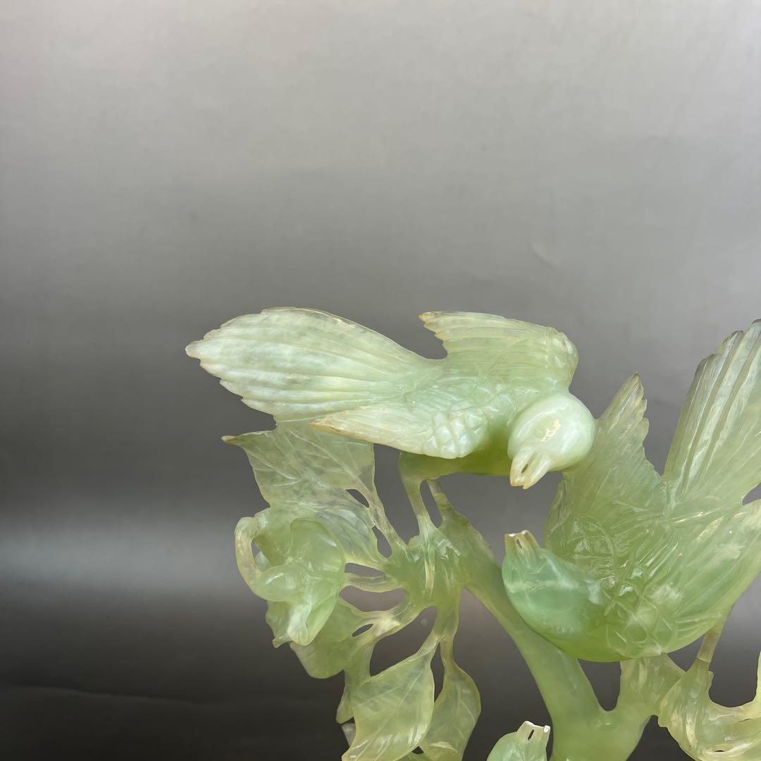 ［美品］翡翠 鳥　彫刻　天然石 木製台座　送料込み