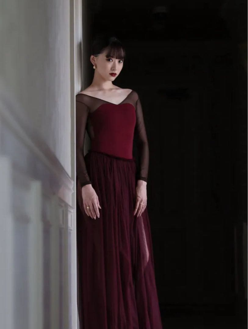 unoaワインレッド・ベージュ Vネック長袖レオタード