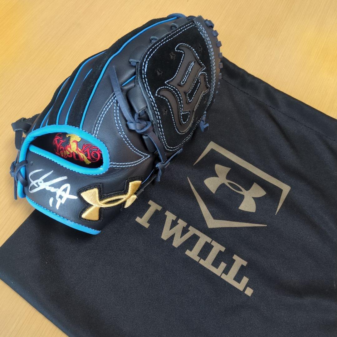 Under Armour 軟式野球グローブ 山崎康晃選手サイン入り 黒/青