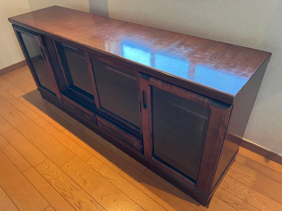 ダークブラウン木製キャビネット ガラス扉付き