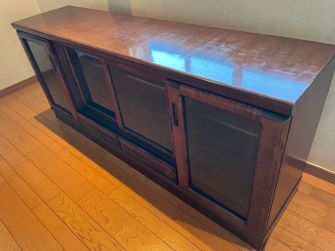 ダークブラウン木製キャビネット ガラス扉付き