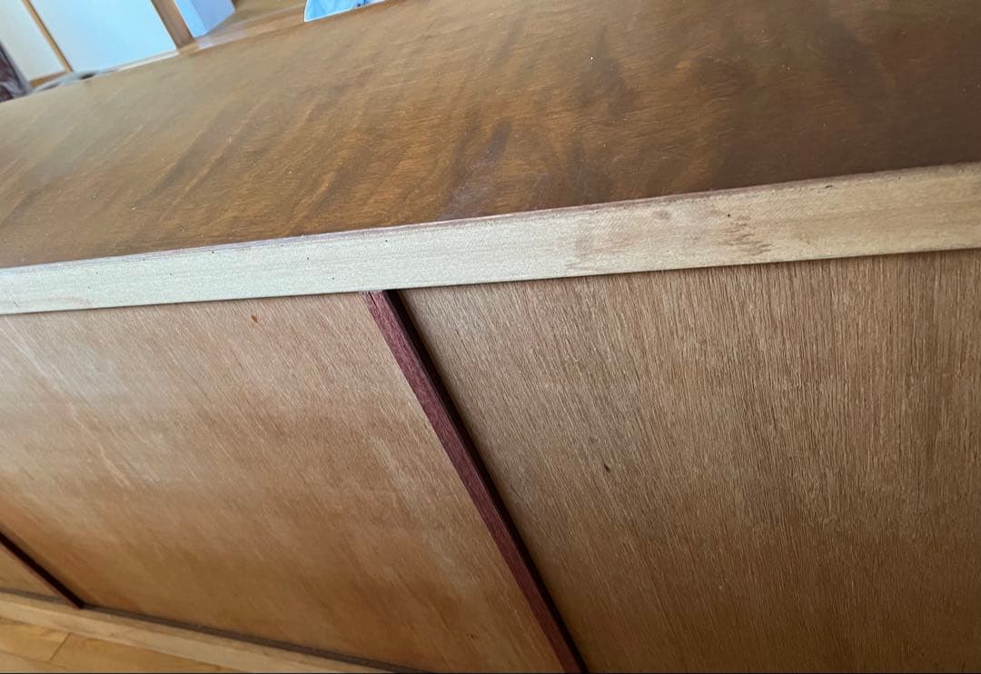 ダークブラウン木製キャビネット ガラス扉付き