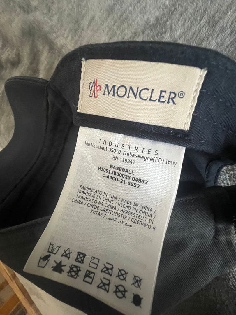 MONCLER ダークグレー キャップ