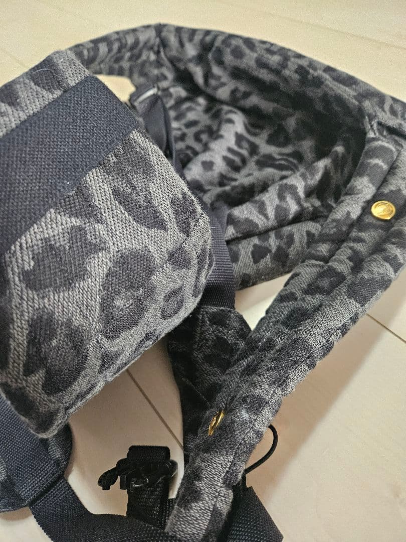 アーティーポッペ　artipoppe　レオパード柄 ヒョウ柄　抱っこ紐