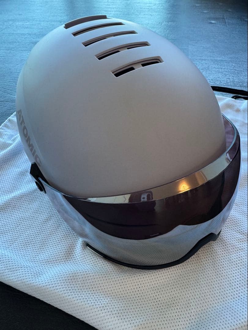 ATOMIC スキー用ヘルメット キッズSサイズ（51-55cm）バイザー付き