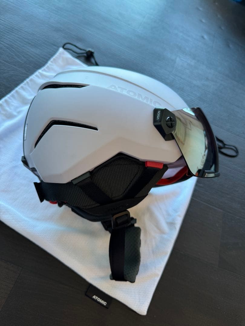 ATOMIC スキー用ヘルメット キッズSサイズ（51-55cm）バイザー付き