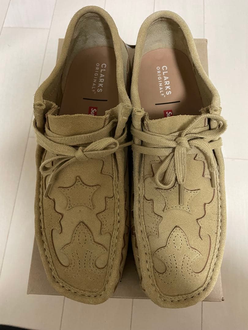 激レア！Supreme 23SS Clarks Wallabee \"Maple\"