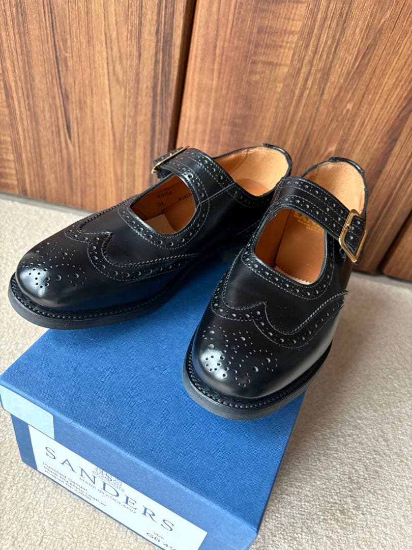 【ほぼ新品】SANDERS 2265B FEMALE PUNCHEDSANDAL