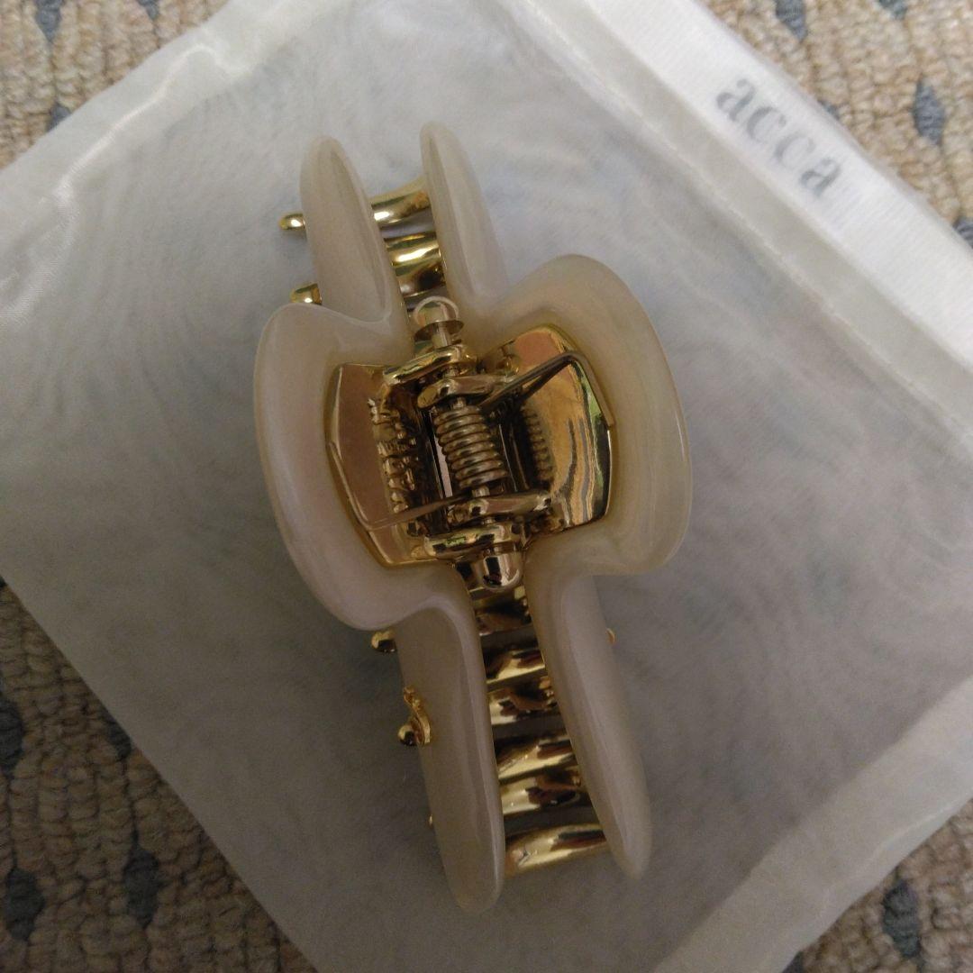 acca パールホワイト ゴールドトリム ヘアクリップ