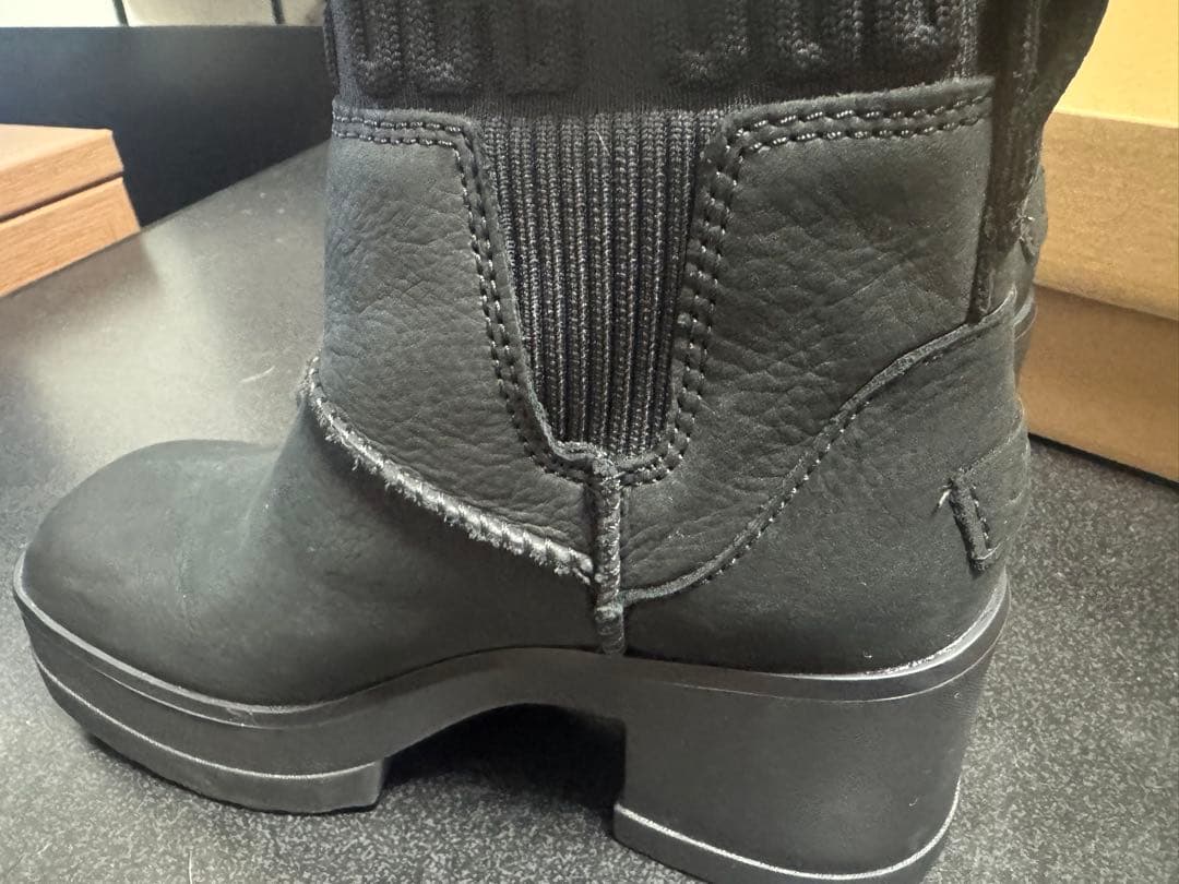 UGG ブラック プラットフォームヒールブーツ