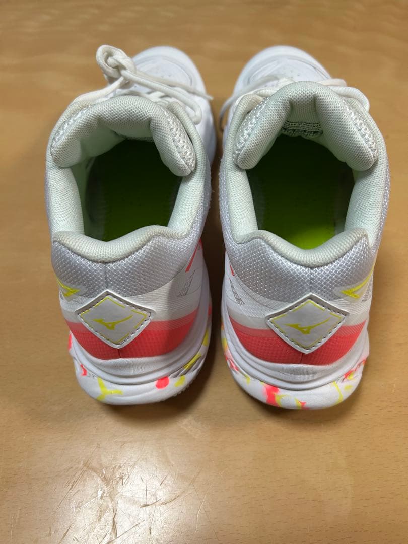 【美品】ミズノバドミントンシューズ ウェーブファング2 Fit 27.5cm