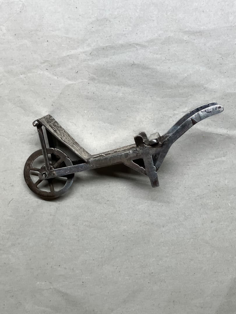 ヴィンテージ 刻印 レリーフ 剣 羊 ミニチュア シルバー 手押し車 荷車