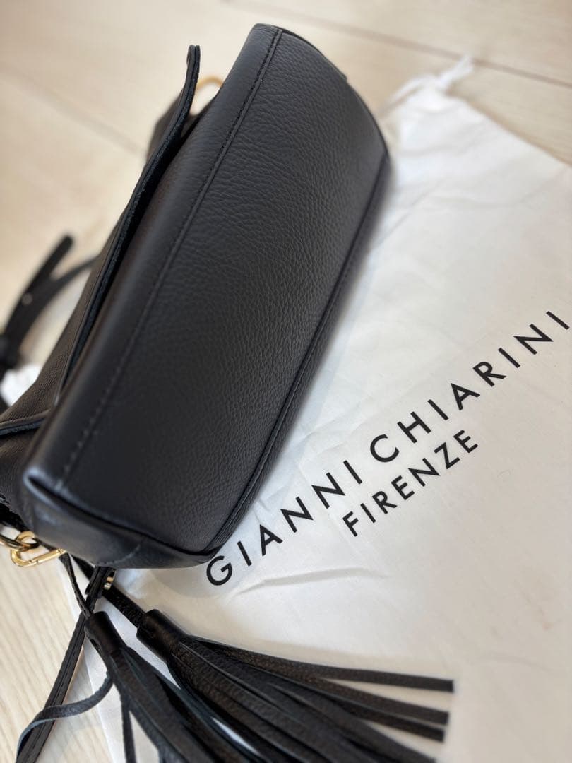 GIANNI CHIARINI 新品同様 ブラックレザーのショルダーバッグ