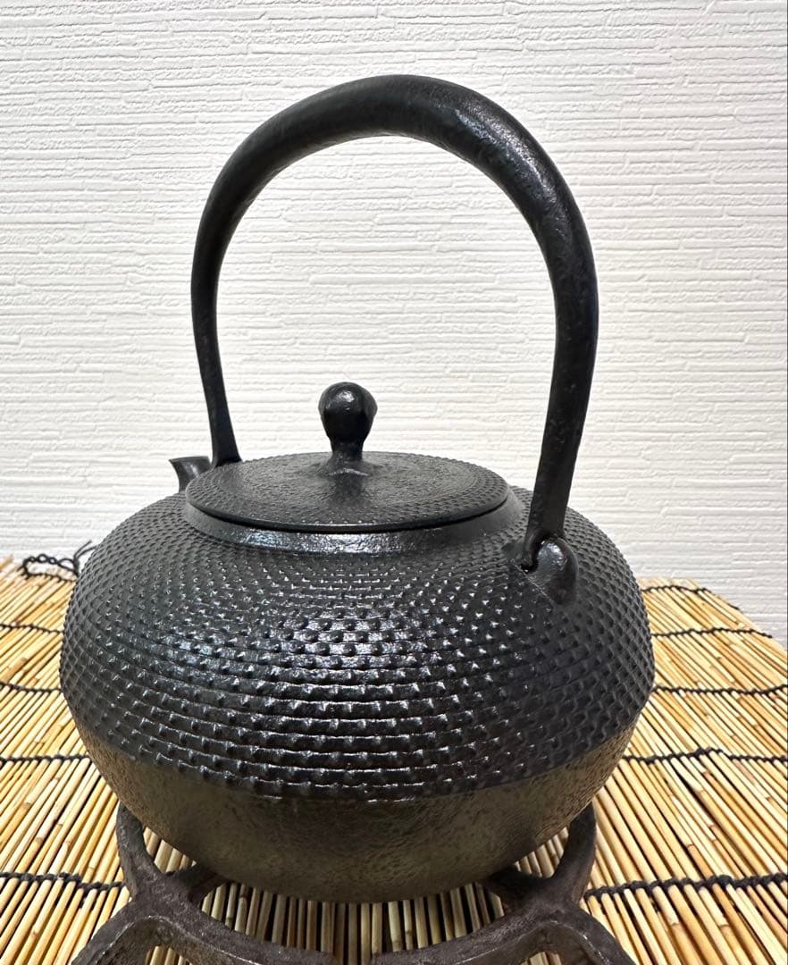 未使用品、供箱付 南部虎山工房前田知行造　１２型　南部鉄瓶　南部鉄器　鉄瓶